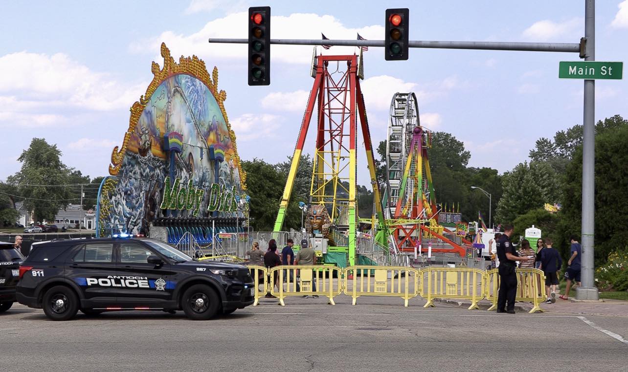 10latek wyrzucony z karuzeli podczas Taste of Antioch. Dziecko jest w